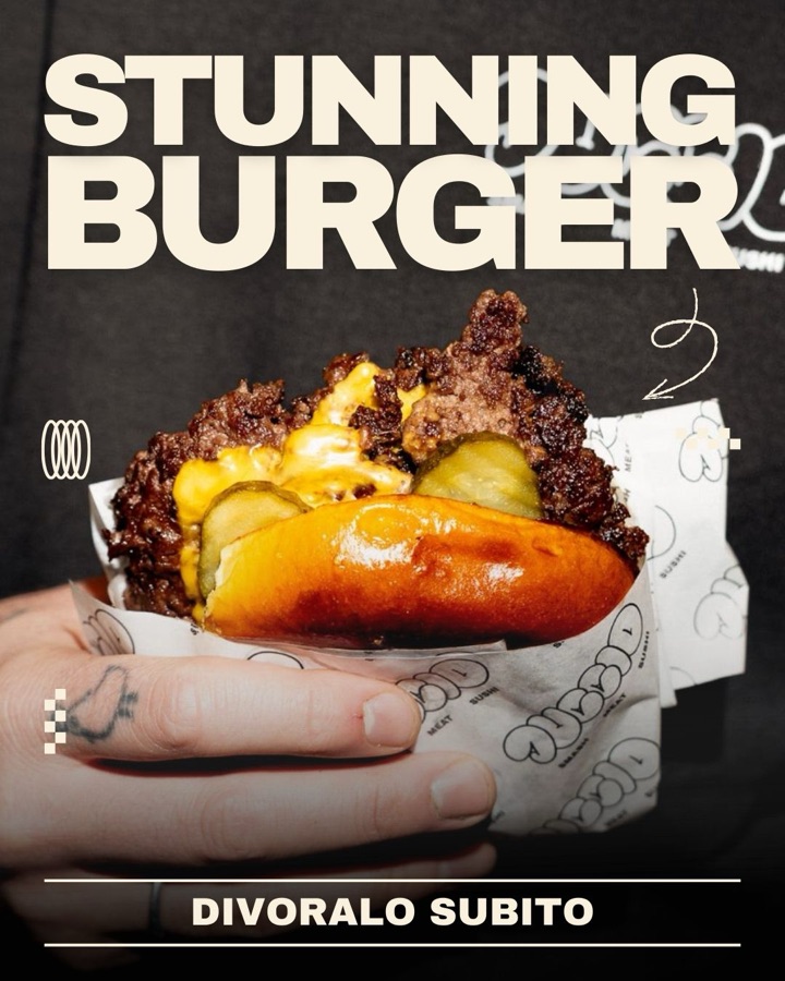 Smash burger Duccio con cheddar fuso e cetriolini