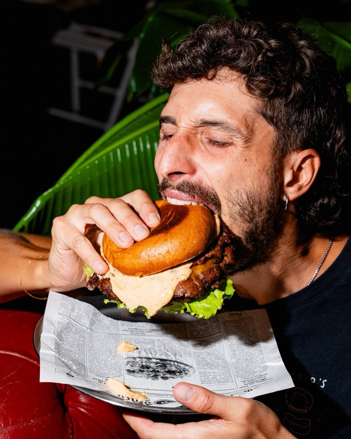 Cliente che assaggia un roll di carne