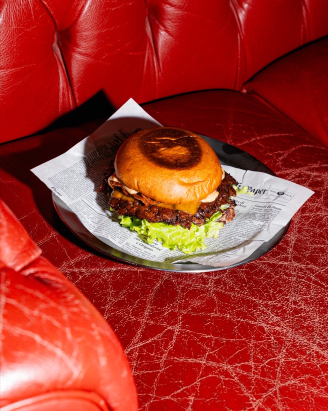 Smash burger sul divano rosso