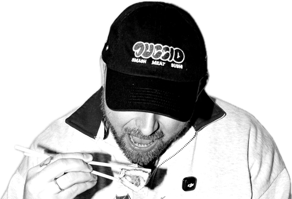 Duccio con il cappello mentre mangia, in bianco e nero
