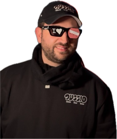 Gianni del team Duccio, con cappello e occhiali da sole, nella felpa del marchio