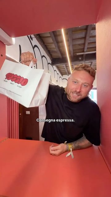 Duccio porge una busta da asporto dal passavivande di Torino, reel Instagram