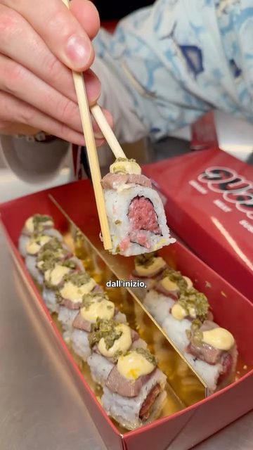 Sushi di carne tra le bacchette nella box Duccio, reel Instagram